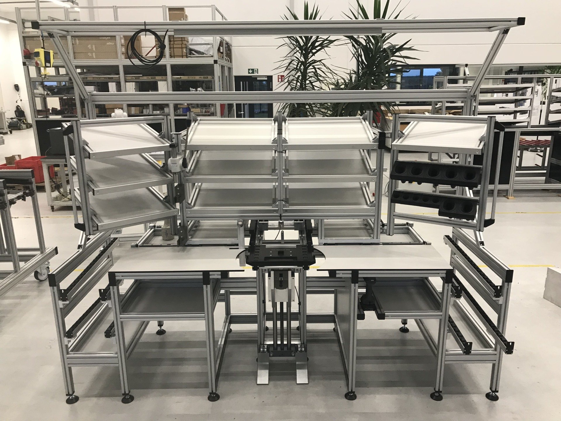 A real aluminium-profile frame combined with sloping shelves and mounted accessories